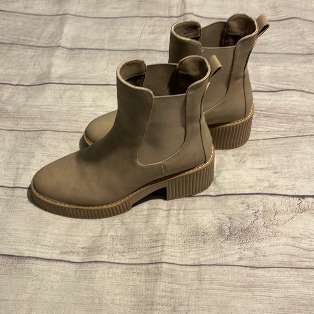Women’s Dolce Vila 9.5 boots beige